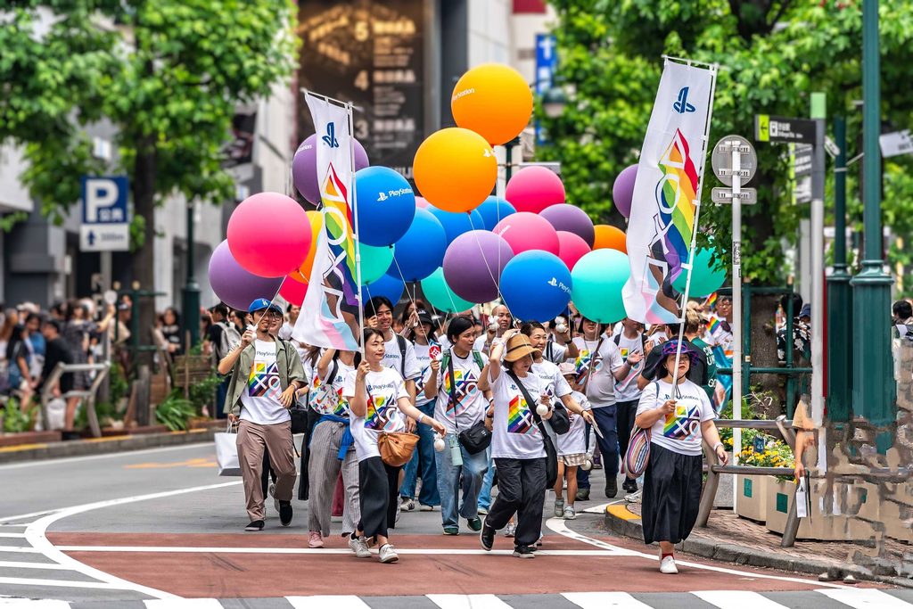 A group photo of Sony Interactive employees walking the Tokyo Pride parade.